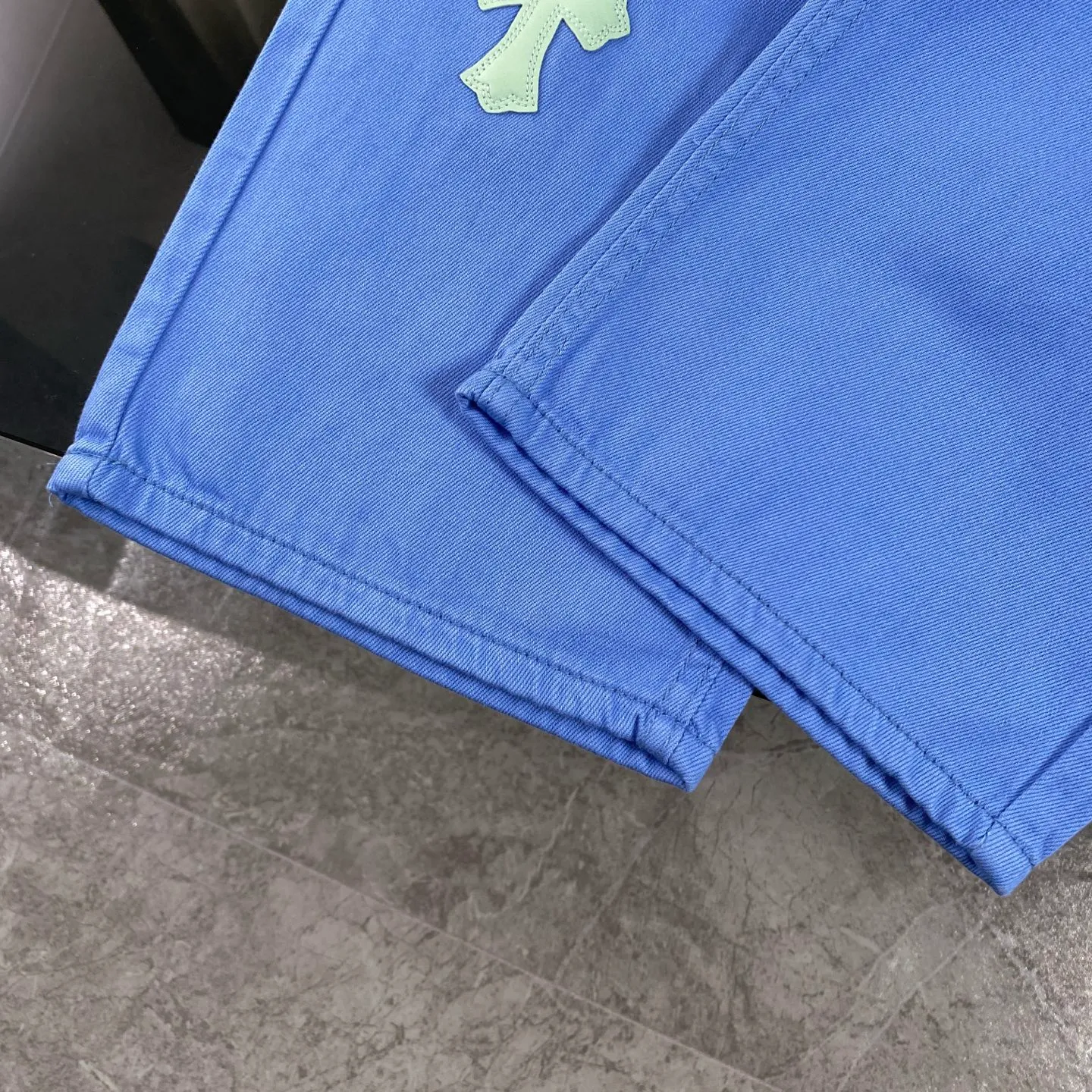 P250 chrome hearts Miami Drake limited edition blue jeans vi Top heavy industry fashionable design] Consistent high street luxury style creation. Speaking of this style, the Zangyin family and GU family are definitely the leading representative brands. Especially the Zangyin family has really achieved a state-of-the-art effect in creating high street style. The unique washed material is used to create this style. The color system is quite eye-catching. After it is decorated with patchwork cross flowers, it cleverly highlights the charm of the brand. Secondly, this style uses classic The classic high-waist cutting design highlights the long legs and fashionable temperament of the upper body. The brand is highly recognizable and the slim fit configuration is more suitable for daily wear. It is a product that interprets personality, fashion, and specifications at a glance. This single product is enough to make any fan excited. It can be a white T-shirt for youthful preppy style, or a tight suspender for lady style. It has strong matching ability and can be easily controlled by men.  [Materials and craftsmanship] Needless to say, this point goes without saying. As an excellent craftsman brand, Zangyin’s requirements for details and craftsmanship are really perfect. The washed color of this model has gone through so many processes, not to mention the embellishment of denim appliques. It is also purely hand-made and sewn. Just like what they believe in, only hand-made things have soul and have the meaning of wear. A top-notch heavy-duty fashionable denim item, I look forward to your perfect interpretation! !  Size:28-36
